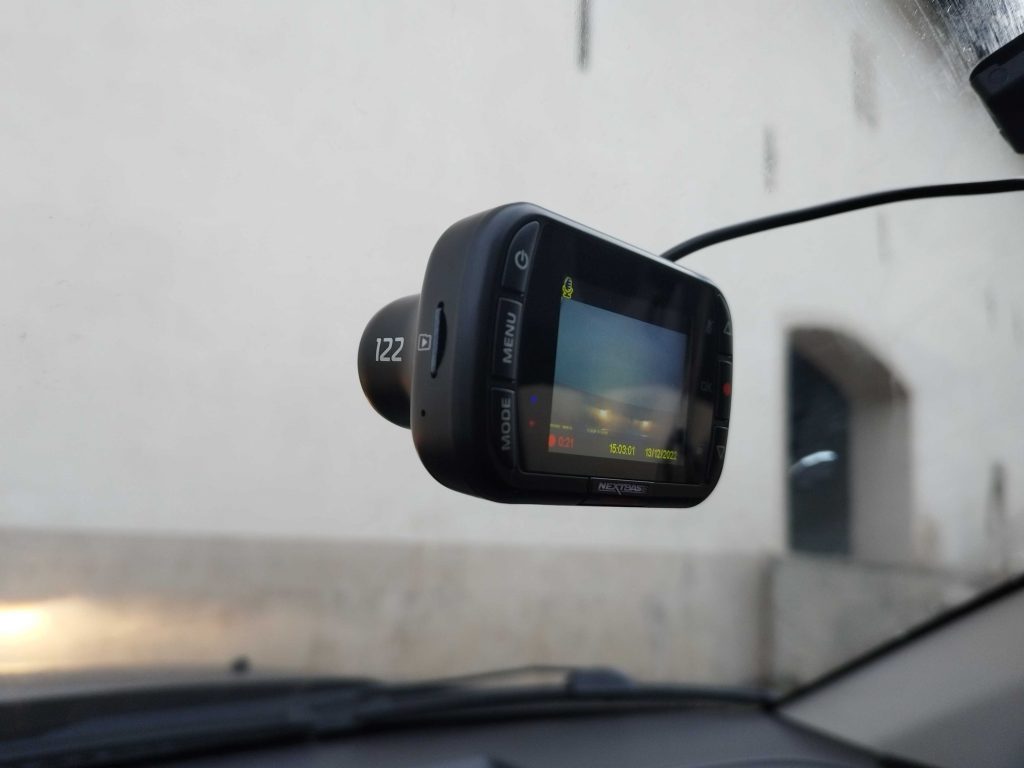Nextbase 122 GW an der Windschutzscheibe montiert