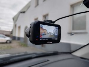 Nextbase 422 GW an der Windschutzscheibe montiert