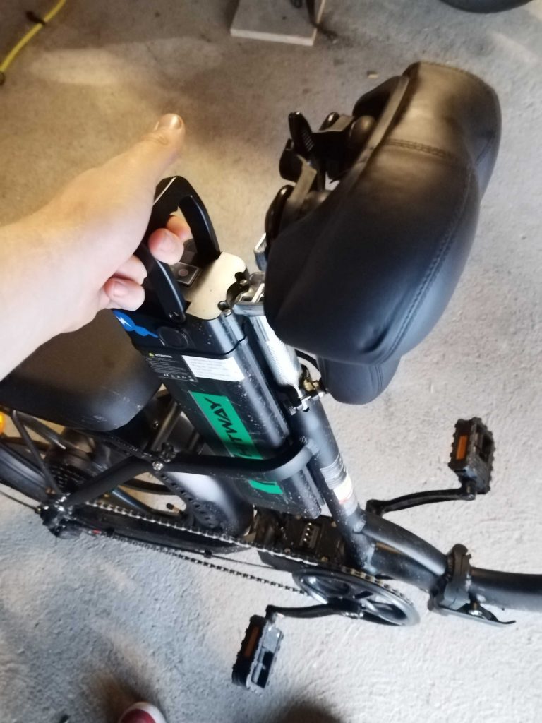 Sattel des Hitway BK5 E-Bikes hochgelappt