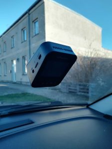 TrueCam H25 GPS 4K Dashcam an der Windschutzscheibe montiert