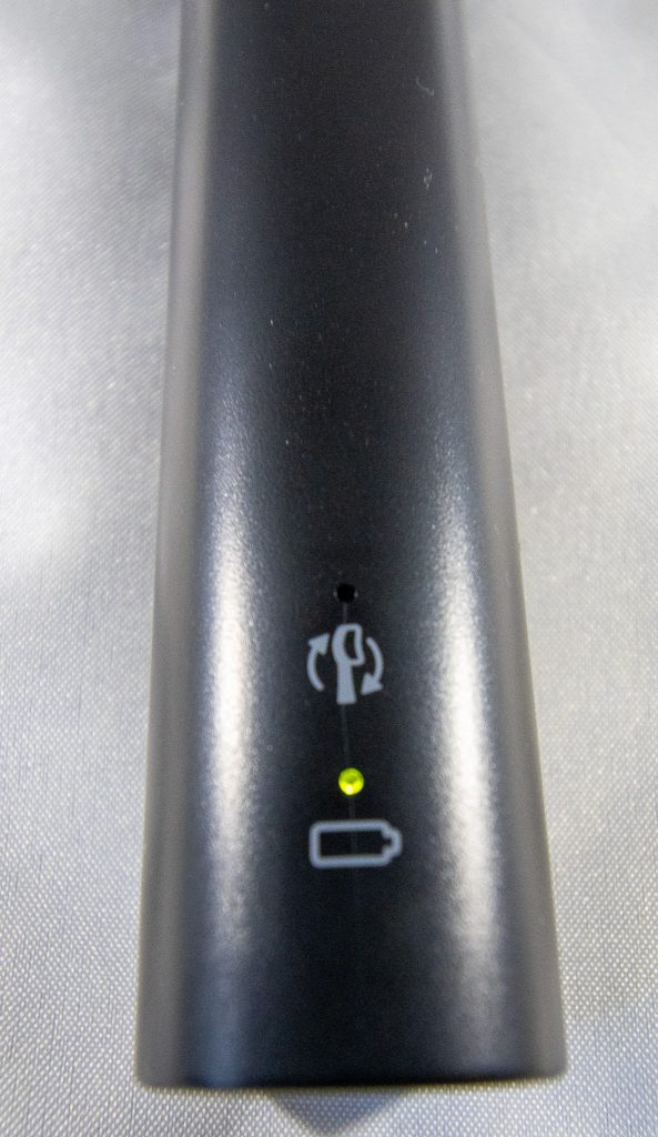Elektrische Zahnbürste Philips Sonicare 3100 in Betrieb