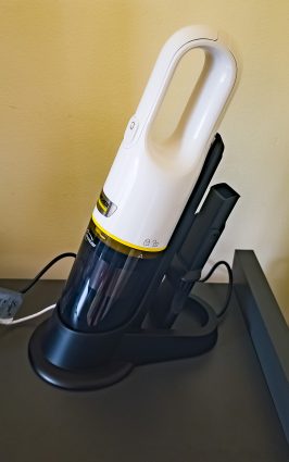 Kärcher CVH 2 Premium Handstaubsauger in der Ladestation