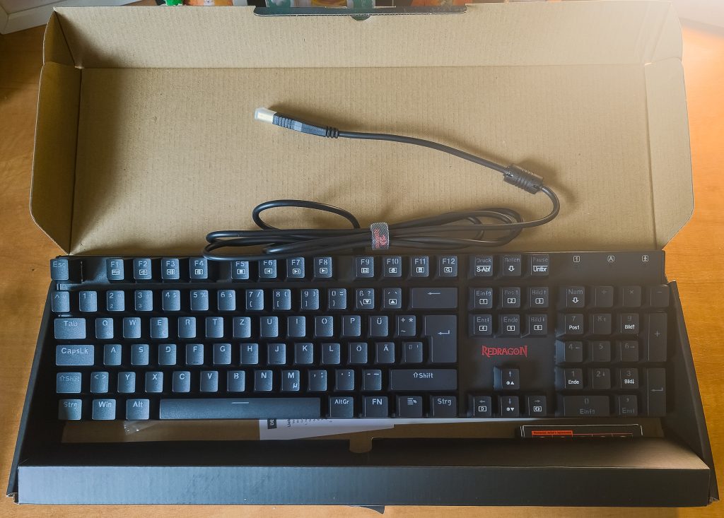Redragon K565 Rudra Gaming-Tastatur in der Verpackung