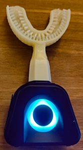 Y-Brush Elektrische Zahnbürste in Betrieb