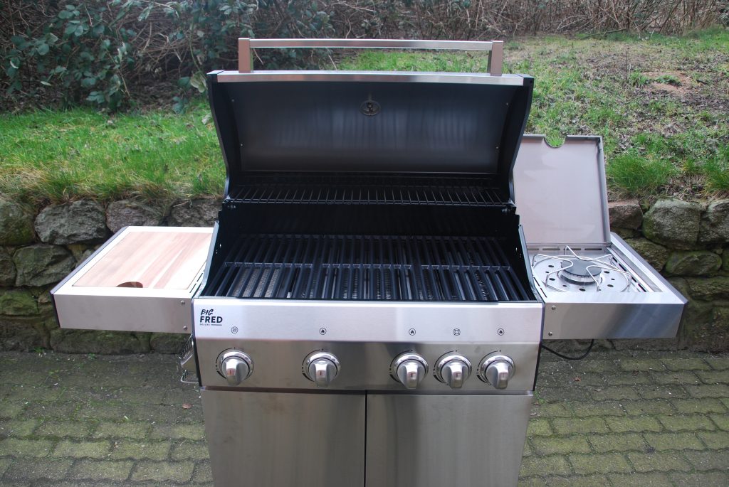 Burnhard Big Fred Deulxe Gasgrill aufgebaut und aufgeklappt