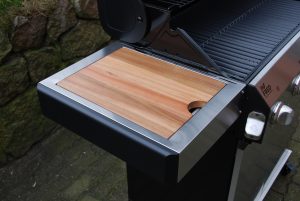 Burnhard Big Fred Deulxe Gasgrill Schneidebrett liegt