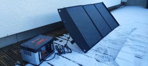 DAWAD GoWatts 700 Powerstation mit Solarpanel im Schnee