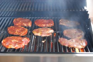 Burnhard Big Fred Deulxe Gasgrill mit Fleisch