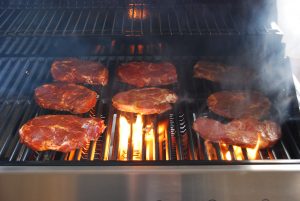Burnhard Big Fred Deulxe Gasgrill mit Fleisch und Flammen