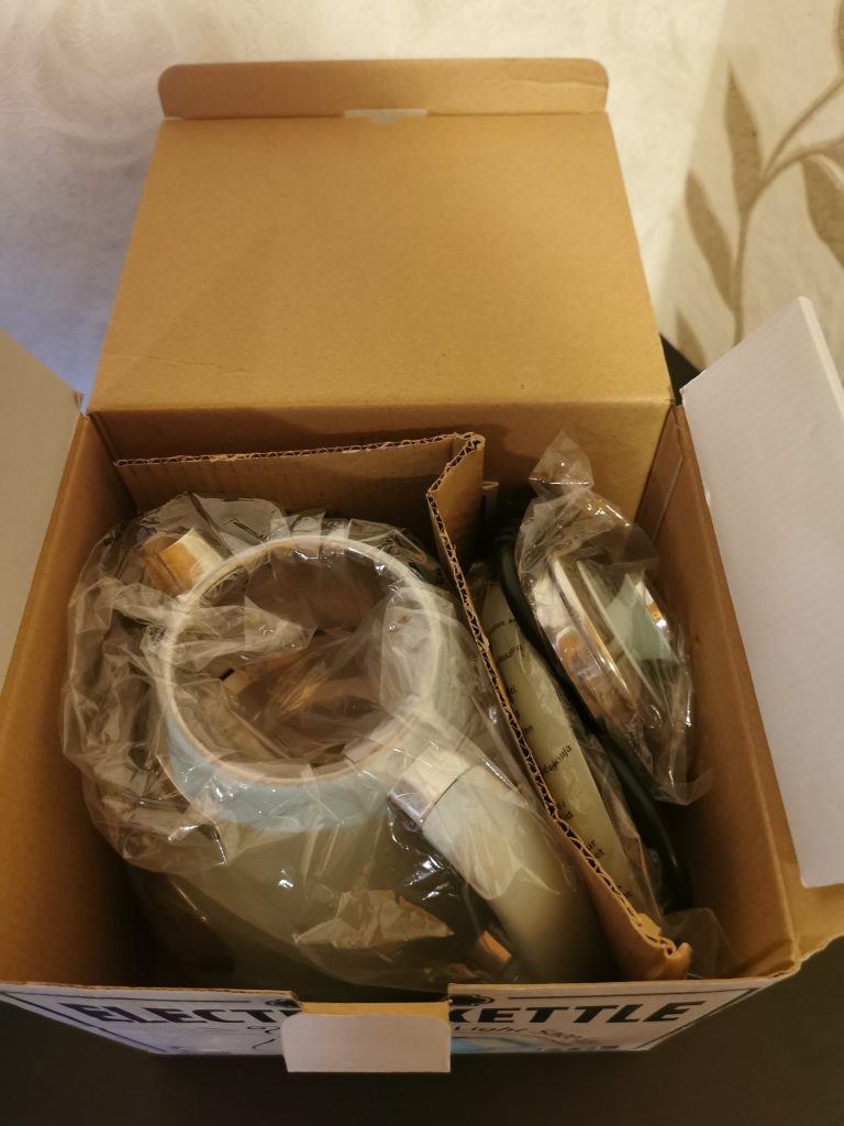 Hazel Quinn Edelstahl-Wasserkocher Verpackungsinhalt