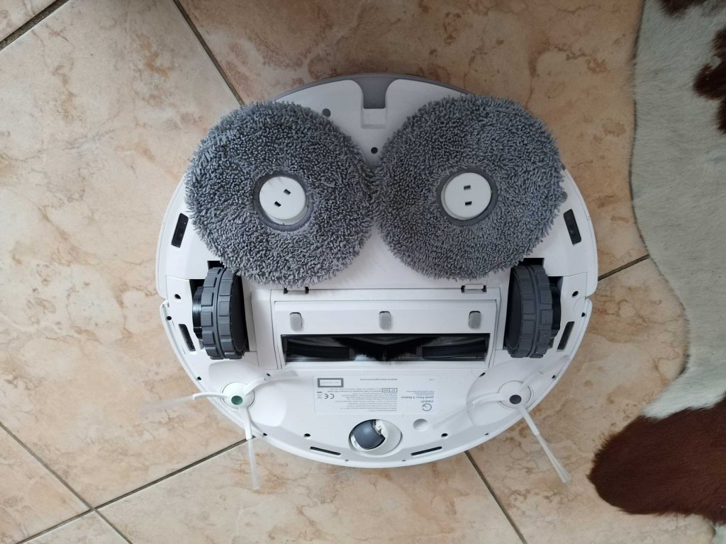 Saug- und Wischroboter der Yeedi Floor 3 Station von unten mit Mop-Pads