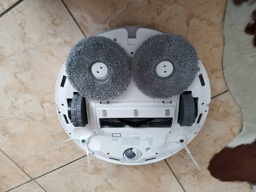 Saug- und Wischroboter der Yeedi Floor 3 Station von unten mit Mop-Pads