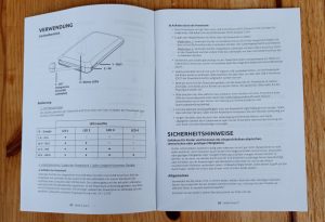 Intenso S10000 Powerbank Anleitung aufgeschlagen