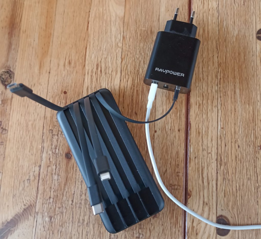 Charmast Powerbank angeschlossen am Ladegerät