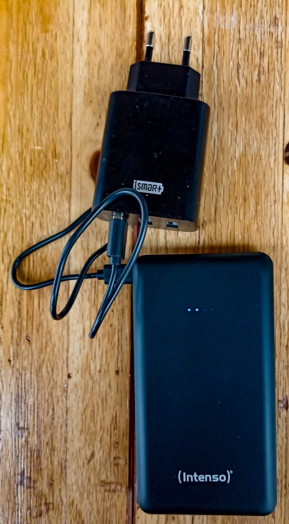 Intenso S10000 Powerbank am Ladegerät