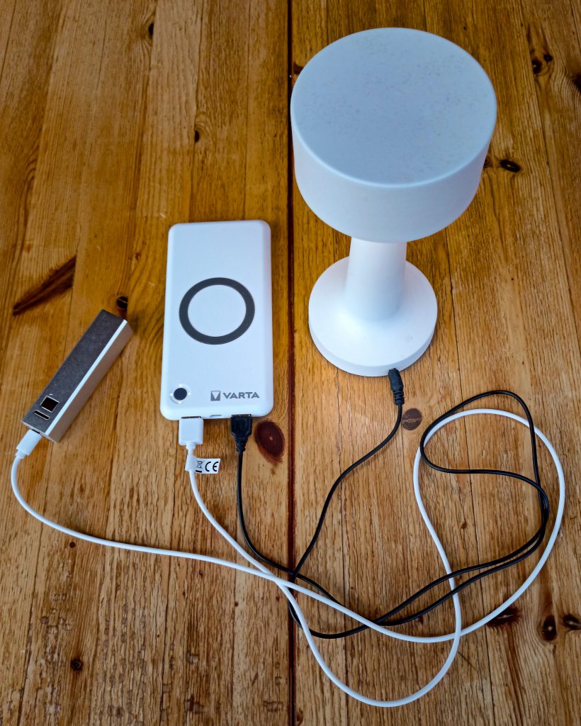Varta Wireless Powerbank mit Geräten