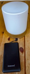 Intenso S10000 Powerbank an Lampe