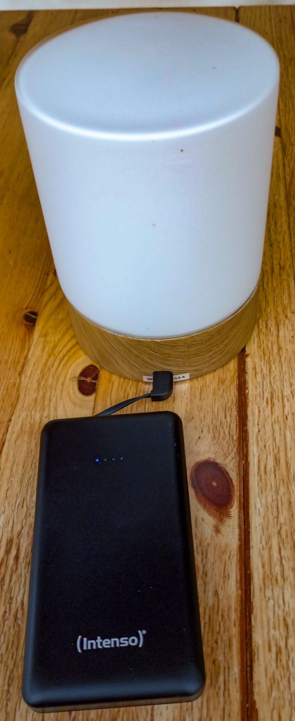 Intenso S10000 Powerbank an Lampe