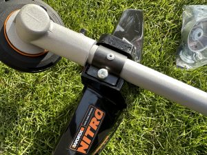 WORX-NITRO-WG186E-rasentrimmer-schraube-spritzschutz-befestigt-die-fehlte
