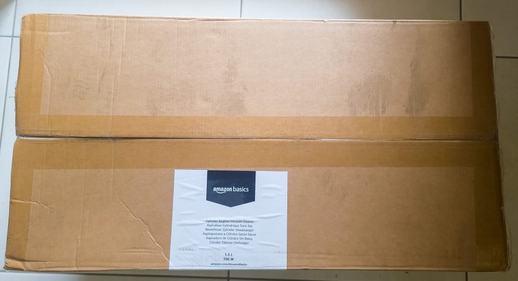 Amazon Basics Beutelloser Zylinderstaubsauger Verpackung von oben