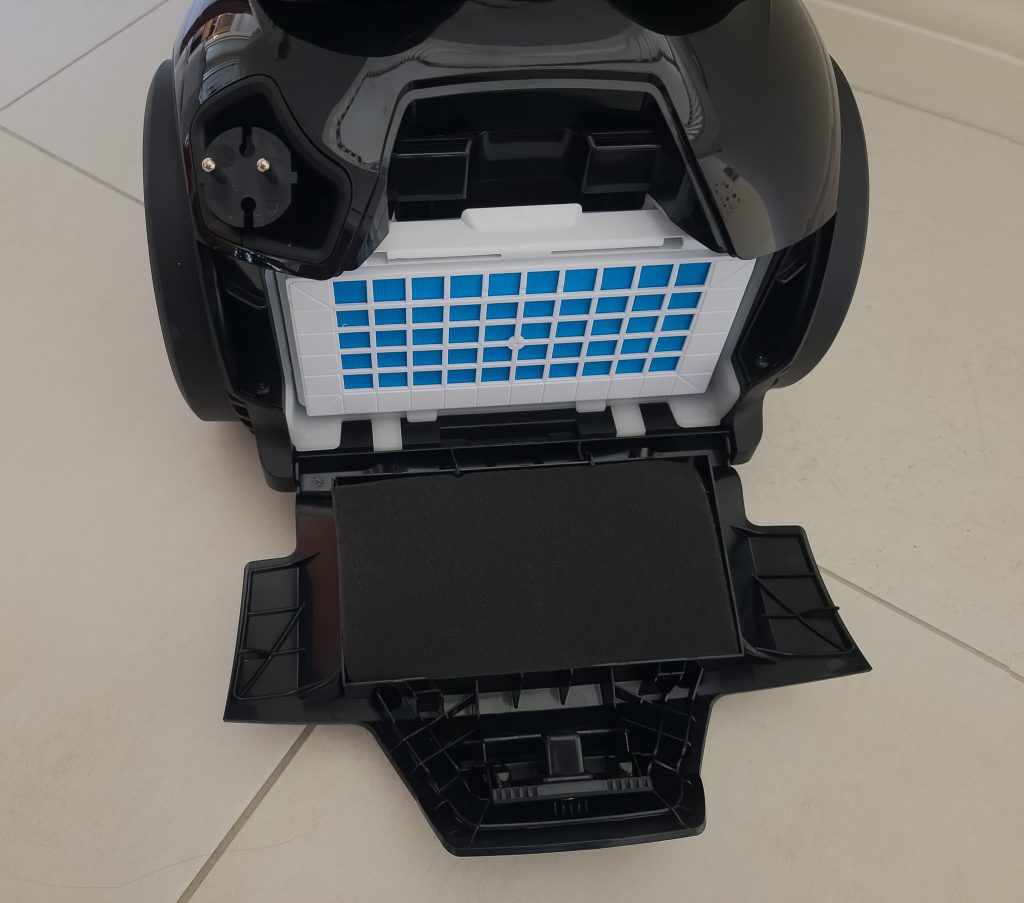 Bosch Serie 6 BGC41XSIL Staubsauger Filterfach geöffnet