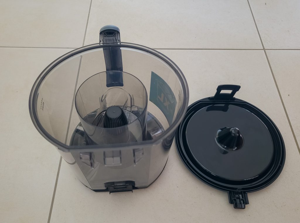 Bosch Serie 6 BGC41XSIL Staubsauger Staubbehälter geöffnet