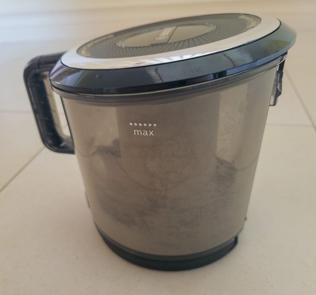 Bosch Serie 6 BGC41XSIL Staubsauger Staubbehälter nach Test