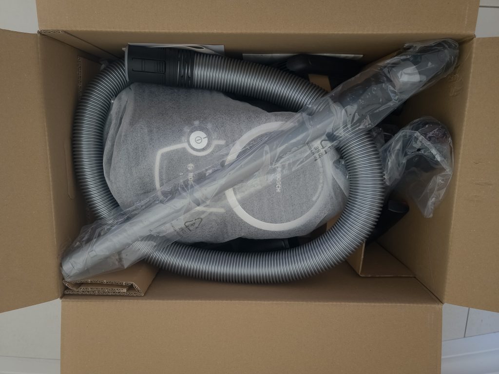 Bosch Serie 6 BGC41XSIL Staubsauger Verpackung geöffnet