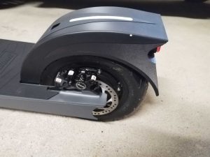 Hinterrad des TRITTBRETT Paul Elektro-Scooters