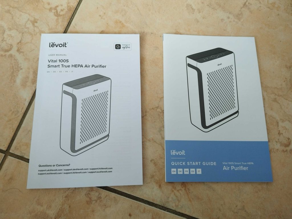 Bedienungsanleitung und Quick-Start-Guide des Netzteil des Levoit Vital 100s Smart Luftreiningers