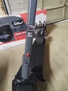 Klappmechanismus des TRITTBRETT Paul Elektro-Scooters von vorn