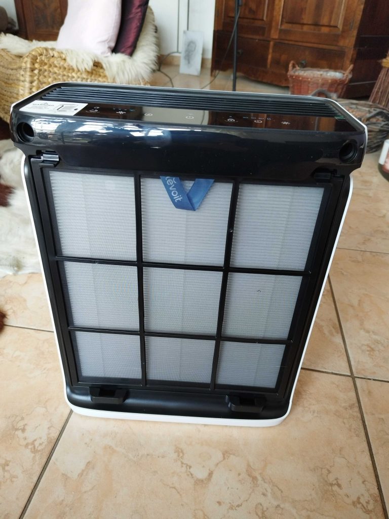 Levoit Vital 100s Smart Luftreininger mit offener Klappe und entnommenem Vorfilter