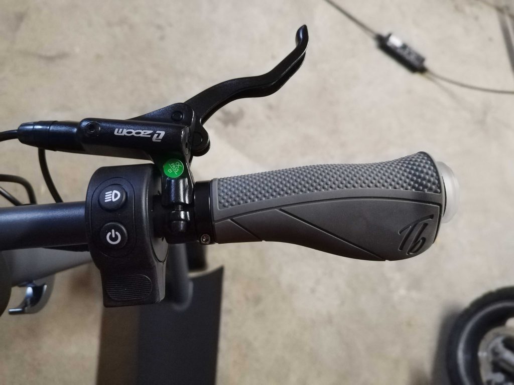 Rechte SeitRechte Seite Lenker des TRITTBRETT Paul Elektro-Scooterse Lenker des TRITTBRETT Paul Elektro-Scooters