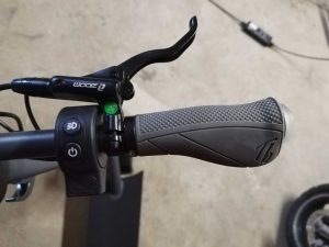 Rechte SeitRechte Seite Lenker des TRITTBRETT Paul Elektro-Scooterse Lenker des TRITTBRETT Paul Elektro-Scooters