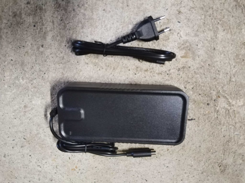 TRITTBRETT PAUL ELektro-Scooter Ladekabel und Netzteil