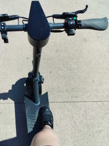 TRITTBRETT Paul Elektro-Scooters mit Fuß auf der Trittfläche