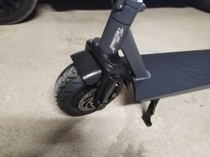 Vorderrad des TRITTBRETT Paul Elektro-Scooters