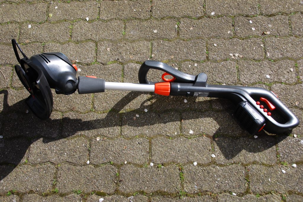 Gardena ComfortCut 23-18 Akku-Rasentrimmer auf dem Boden