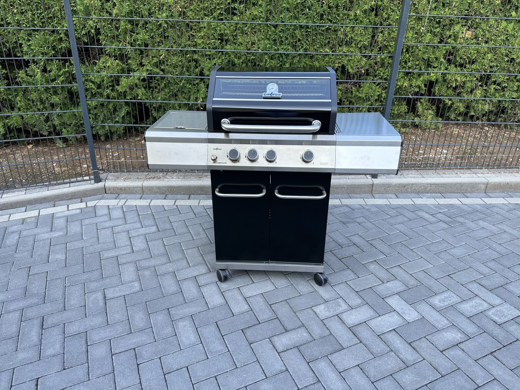 Grillfürst G310E Gasgrill aufgebaut Frontansicht