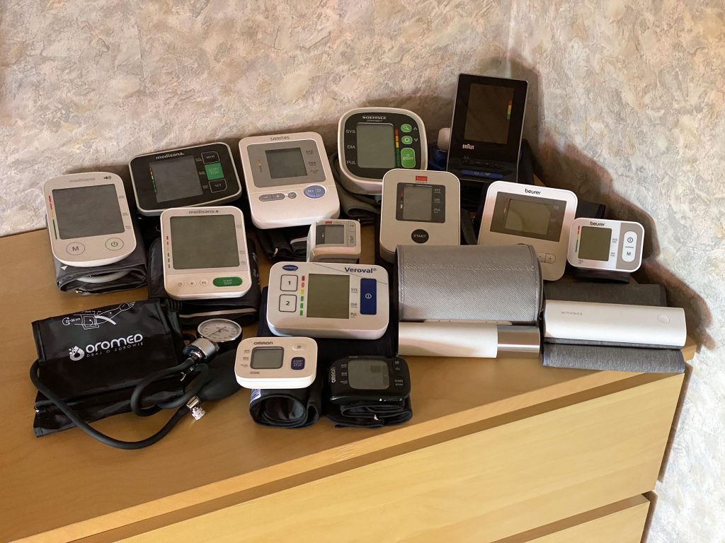 Blutdruckmessgeräte ausgepackt alle zusammen