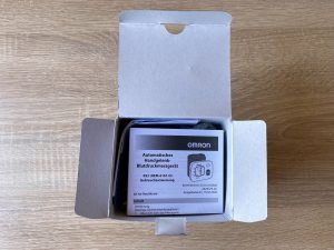 Omron RS 2 Blutdruckmessgrät in der Verpackung