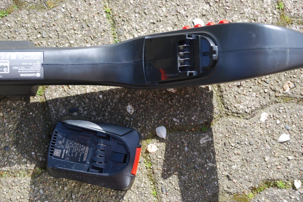 Gardena ComfortCut 23-18 Akku-Rasentrimmer Akku und Aufnahme