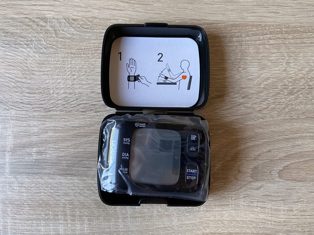 Omron RS7 Intelli IT Blutdruckmessgerät in der Aufbewahrungsbox