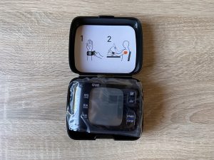 Omron RS7 Intelli IT Blutdruckmessgerät in der Aufbewahrungsbox