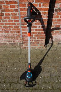 Gardena ComfortCut 23-18 Akku-Rasentrimmer an der Wand