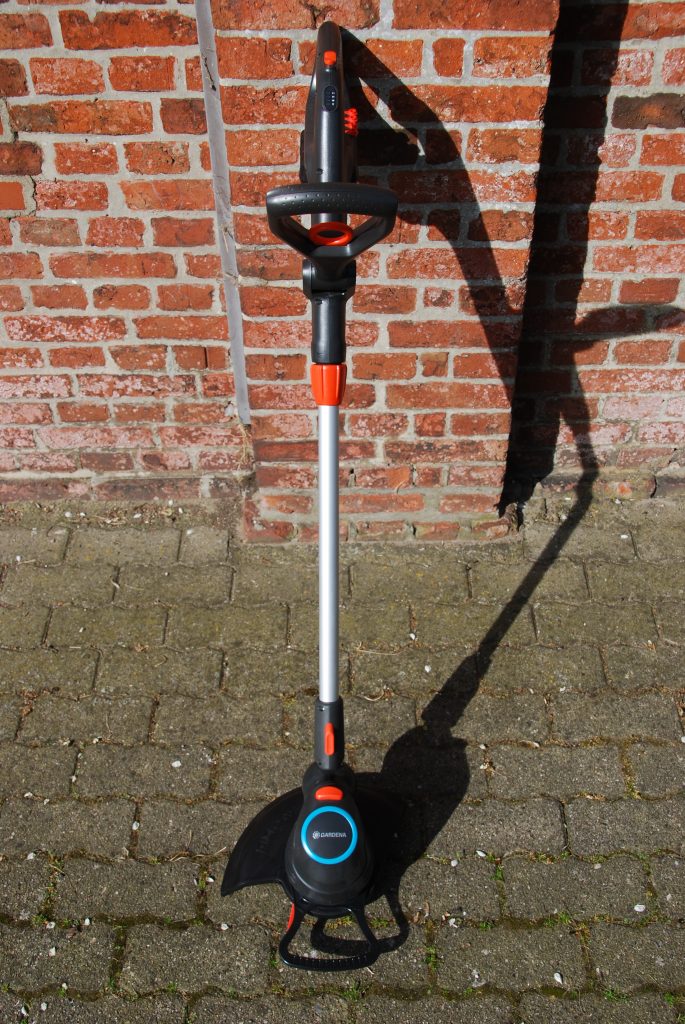 Gardena ComfortCut 23-18 Akku-Rasentrimmer an der Wand