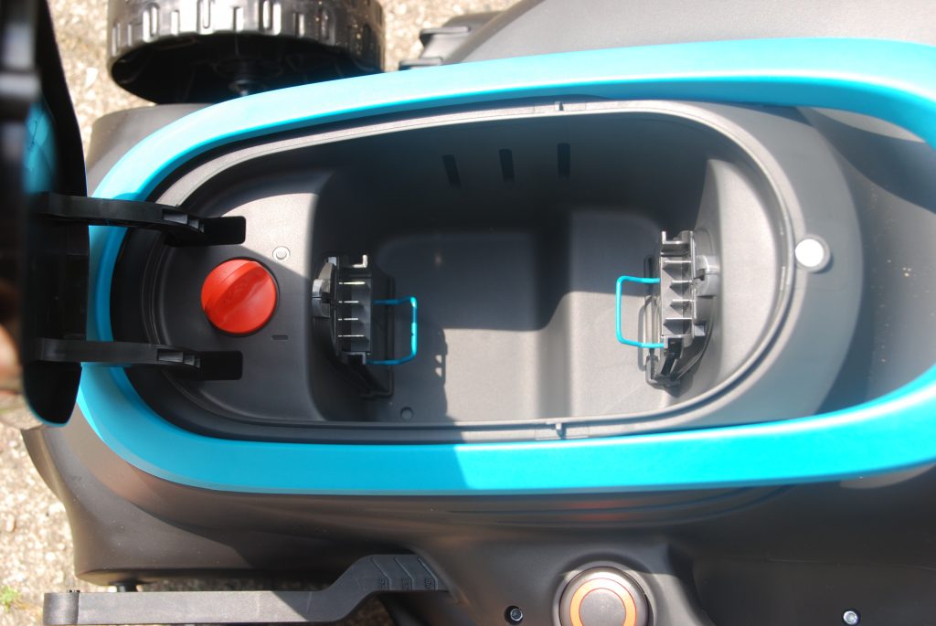 Gardena PowerMax 37-36V P4A Akku-Rasenmäher Akkufach