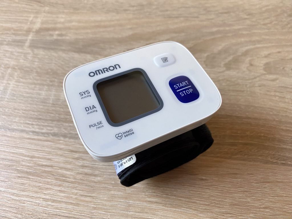 Omron RS 2 Blutdruckmessgerät Frontansicht