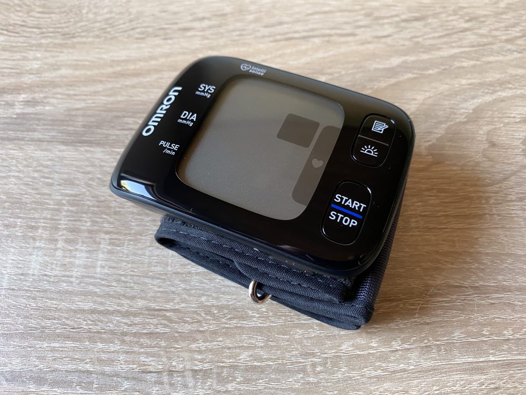 Omron RS7 Intelli IT Blutdruckmessgerät Frontansicht