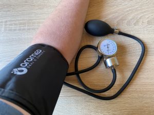 Belmalia Blutdruckmessgerät Manschette am Arm